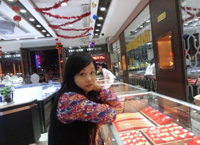 与朋友逛金店